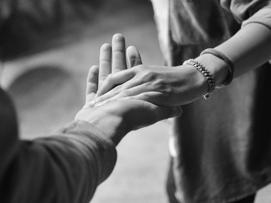 Rahn Kulturfonds – Zwei Personen geben sich die Hände